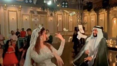 صورة “شبهها براقصات الكباريهات”.. الجمهور في هجوم على عريس يلقي الأموال على زوجته في حفل الزفاف | بالفيديو