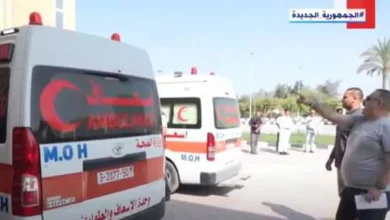 صورة وصول 3 مصابيين فلسطينيين إلى مستشفى العريش لتلقي العلاج
